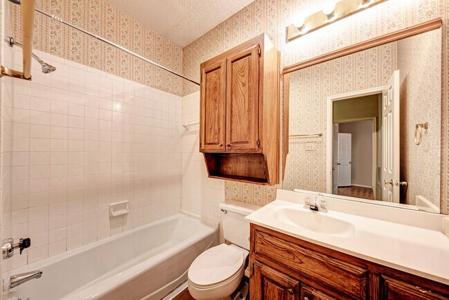 Building Photo - PRELEASE 8/15/2025 2 bed 2 bath