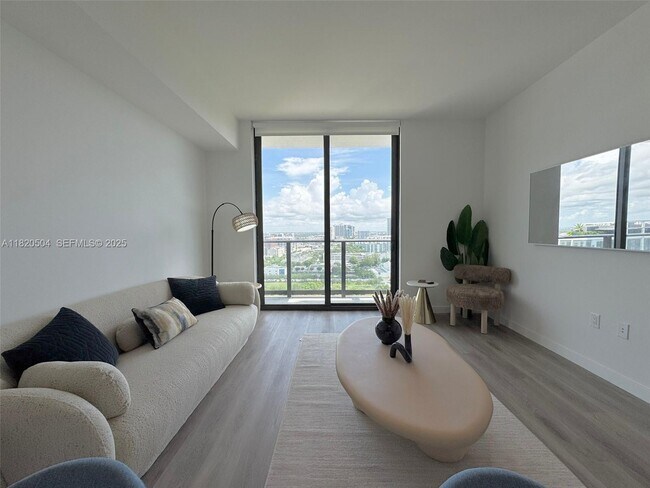 Building Photo - 1642 NE 1st Ave