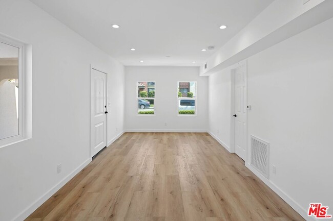 Building Photo - 508 E Palmer Ave