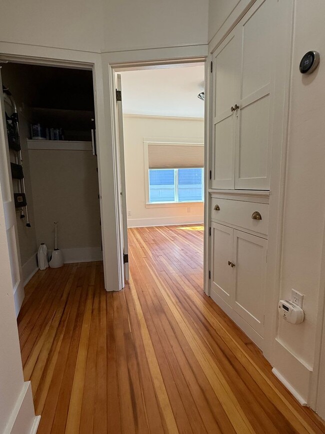 Building Photo - 2BR + Office Seward Park Home w/ A/C & 125...