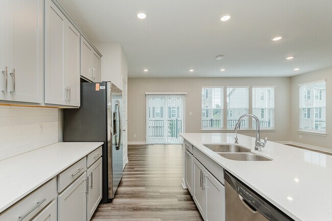 Building Photo - Beautiful Townhome in Carmel