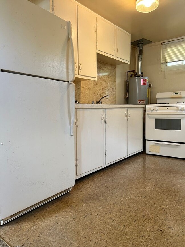 Building Photo - Conveniently located & short drive to Fort...