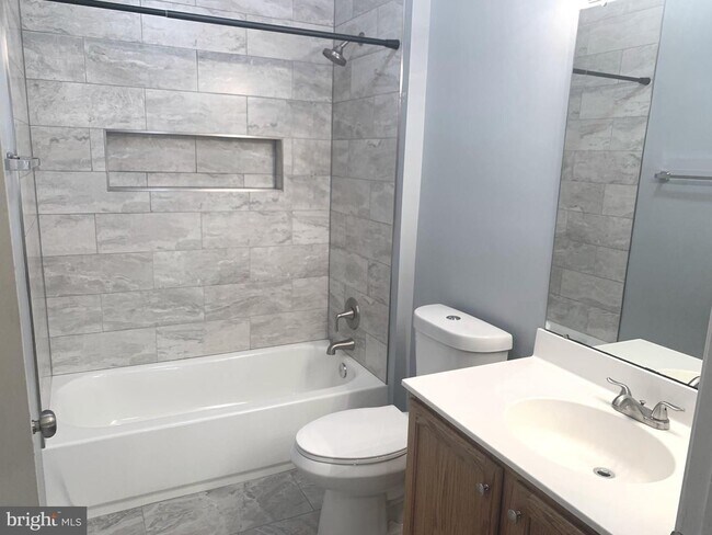 Building Photo - Beautiful 3bd 2/2bth duplex with attached ...