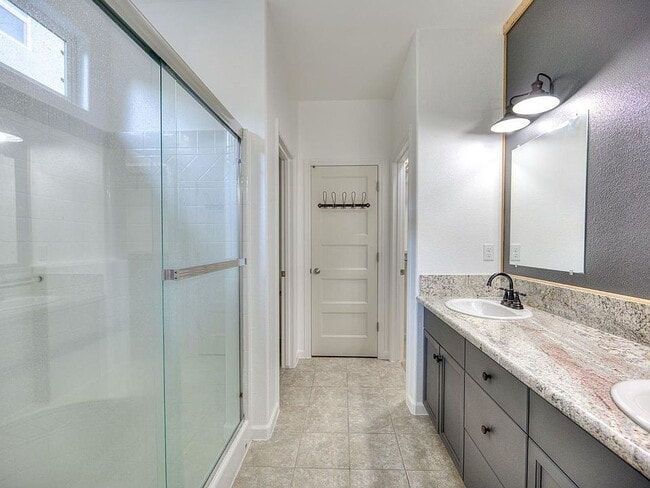 Building Photo - Clean and Spacious 3 Bedroom 2.5 Bathroom Home