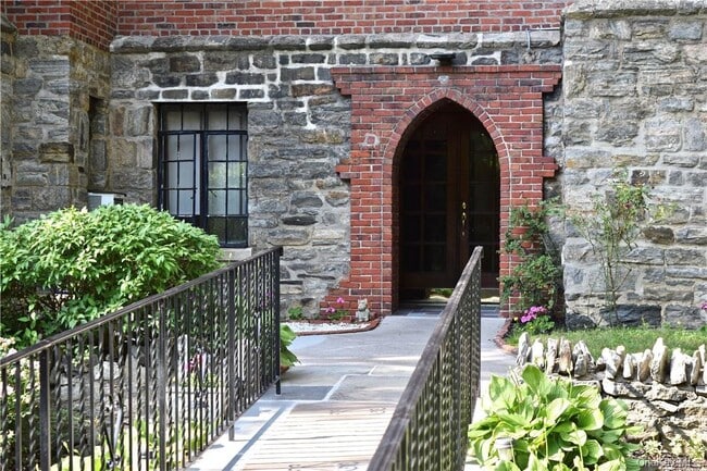 Building Photo - 22 Sagamore Rd