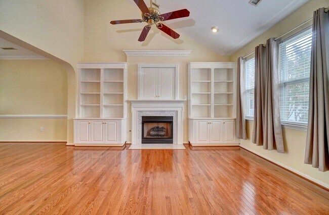 Building Photo - MUST SEE!! 3-Bedroom Home in Bay Breeze Point! Vaulted Ceilings - 1st Floor Primary Bedroom - Att...