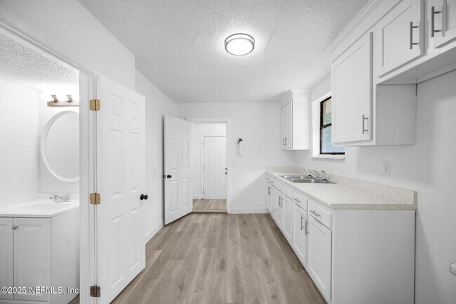 Building Photo - 2057 Blair St