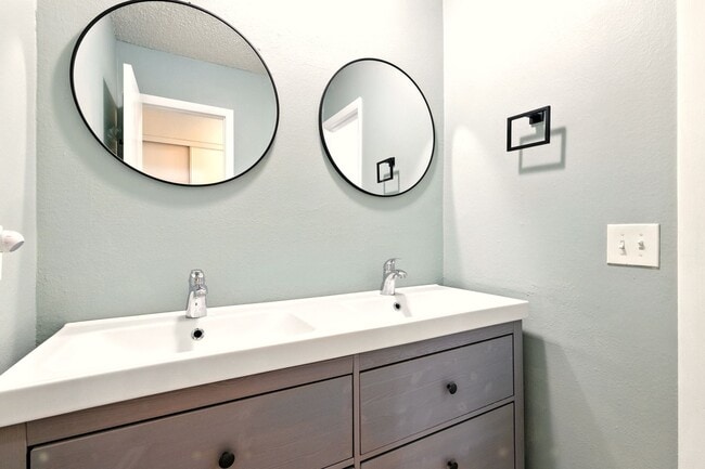 Building Photo - Beautiful 2-Bedroom, 1.5-Bath Home With Gr...
