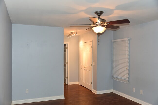 Building Photo - Cozy 4 bedroom home on Hickory Nut!