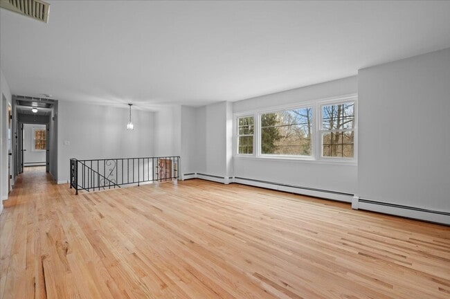 Building Photo - Croton On Hudon 4-Bedroom 2.5-Bathroom Home