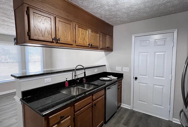 Building Photo - NEW LISTING!!!!!
