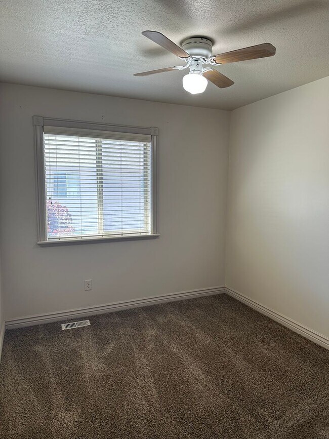 Building Photo - Modern 3 Bed, 2.5 Bath Townhouse - Excelle...