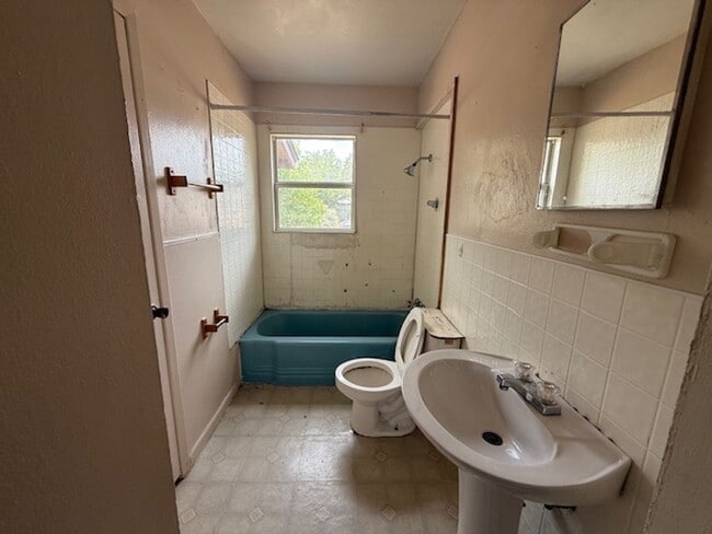 Building Photo - 5457 Questa Dr
