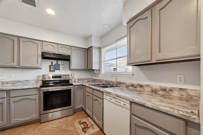 Building Photo - 2410 Colonial Ridge Dr