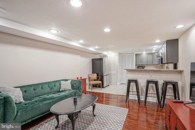 Building Photo - 522 Montrose St