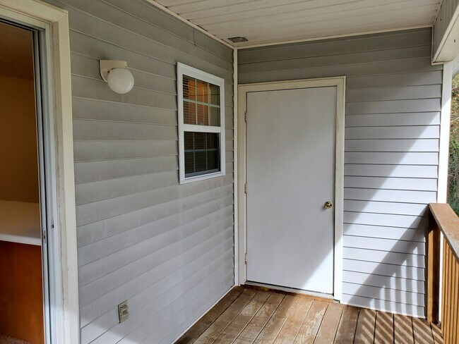 Building Photo - 2 Bedroom, 1 bath apartment Upstairs Unit