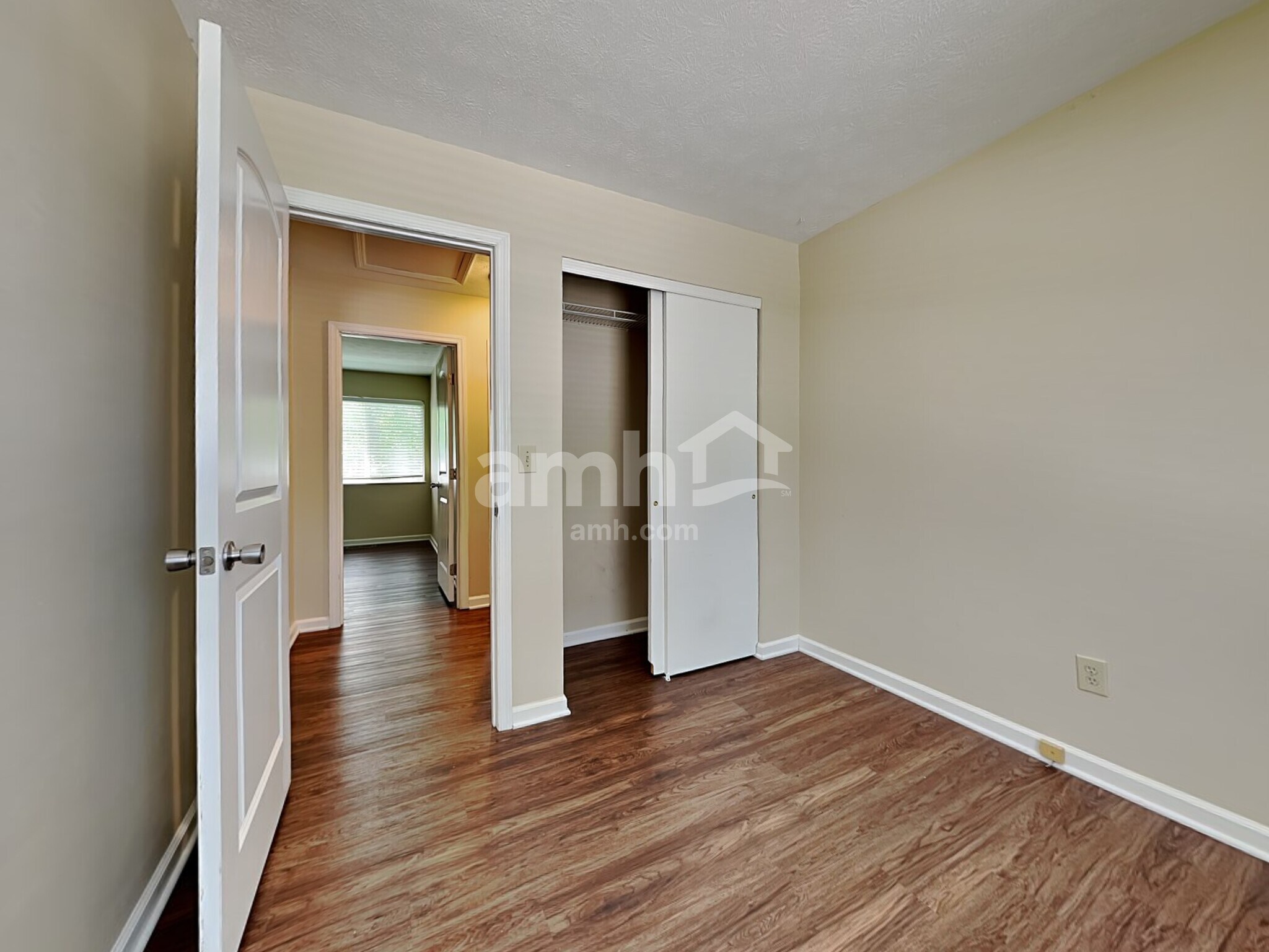 Building Photo - 3659 Shorewood Dr