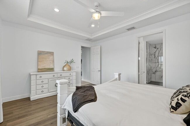 Building Photo - 9624 SW Royal Poinciana Dr