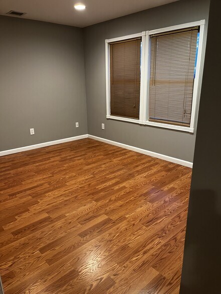 Building Photo - 280 S Boulevard