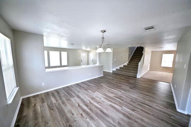 Building Photo - Stunning 4-Bedroom, 2.5-Bathroom Home in L...