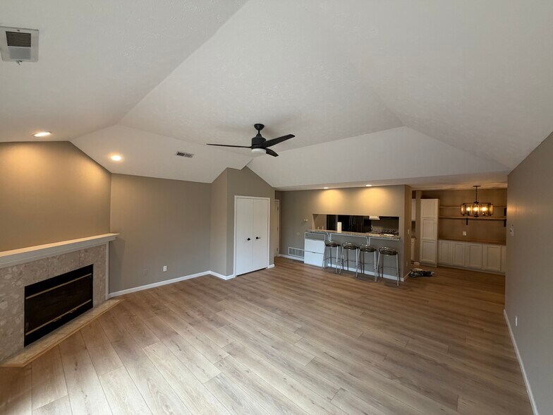 Building Photo - 8595 Scenicview Dr