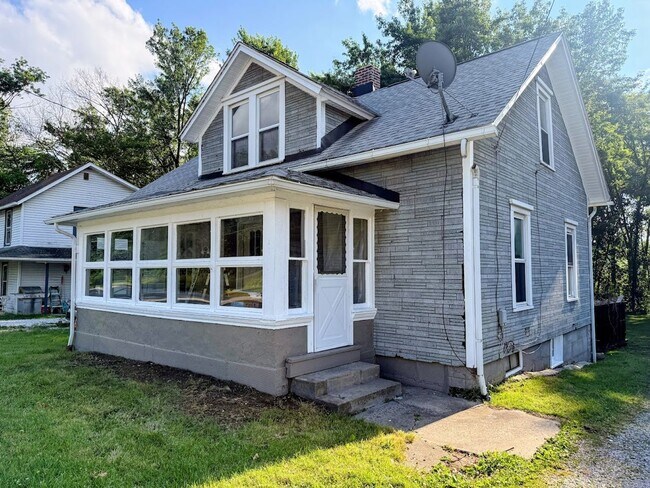 Building Photo - Three-bedroom one bathroom single family home for rent in North Canton