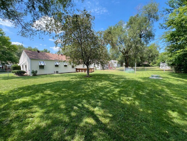 Building Photo - SEE IT NOW: Cozy 2-Bed, 1-Bath Ranch in Qu...