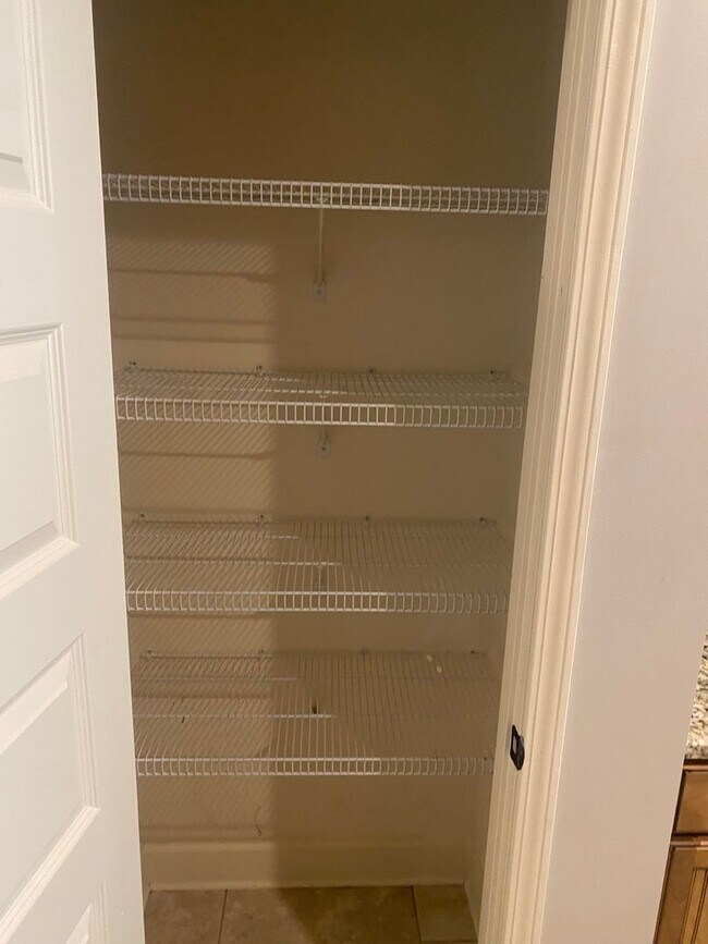 Building Photo - 3 bed / 2 bath Forest Glen