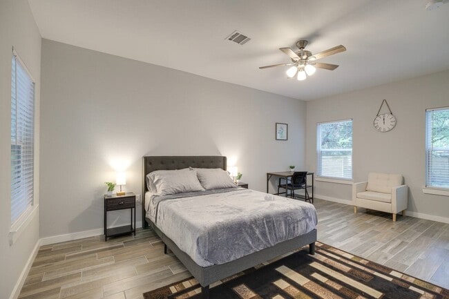 Building Photo - 3523 Bain St