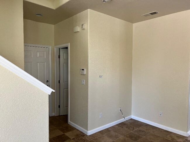 Building Photo - 9405 Clemente Dr