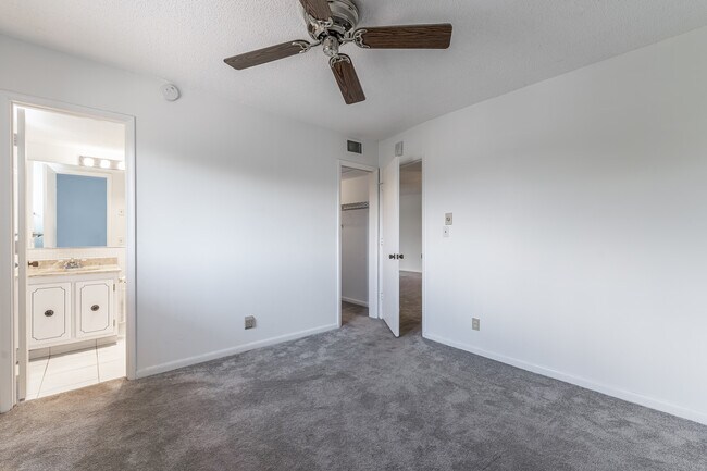 Building Photo - 251 S Cypress Rd