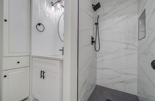 Building Photo - 5867 Sugar Hill Dr