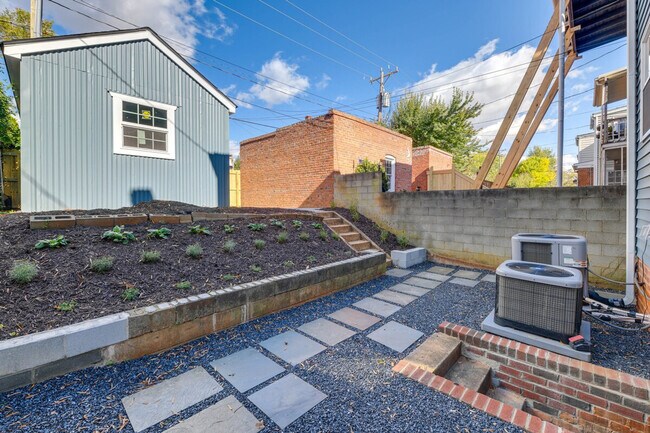 Building Photo - 2312 Rosewood Ave