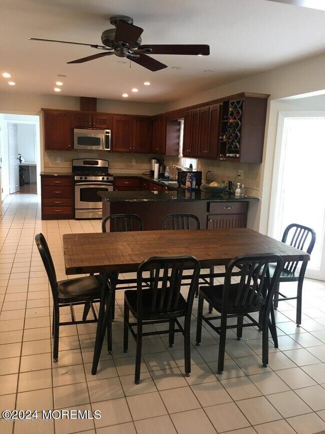 Building Photo - 7 Woods Rd