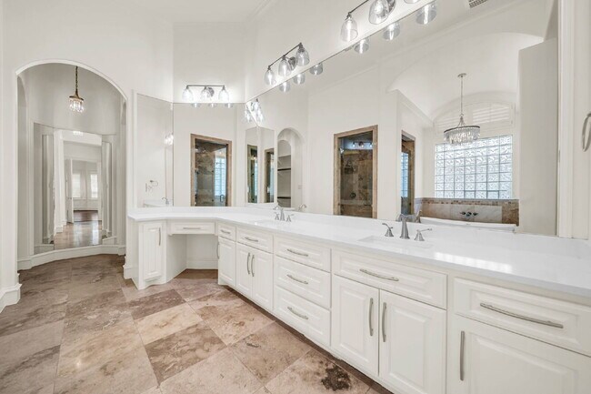 Building Photo - Exceptional 5-bedroom home (2 down) in desirable Woodlands Country Club with landscape & pool mai...