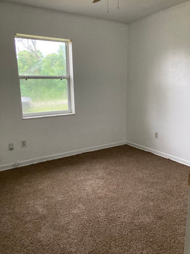 Building Photo - 2 Bed 2 Bath Home | Carport | Fenced Yard ...