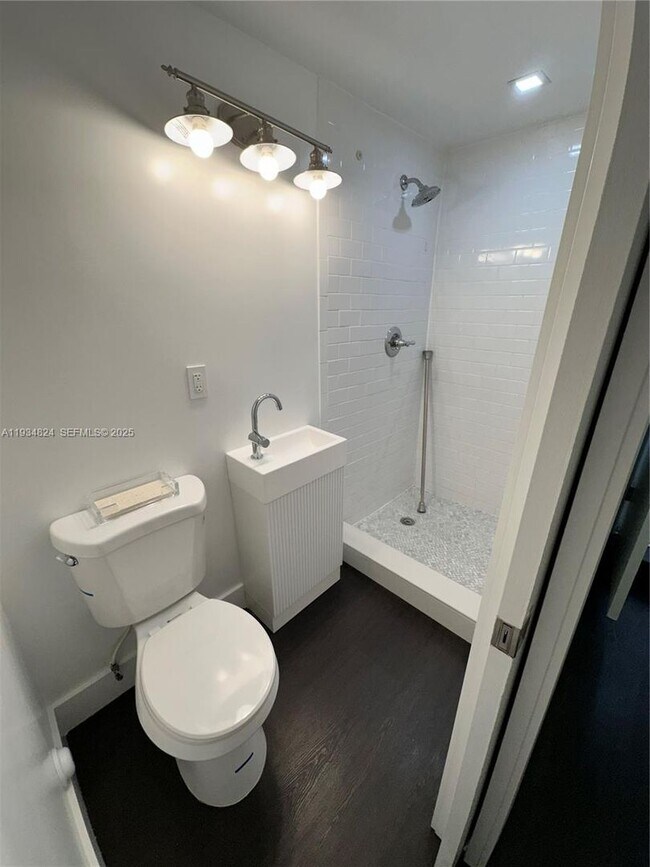 Building Photo - 1955 Washington St