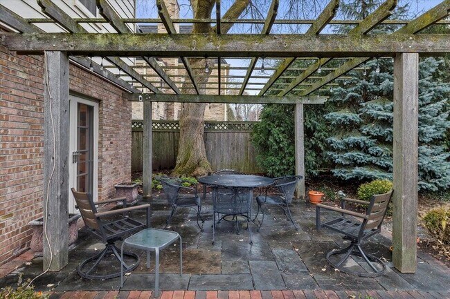 Building Photo - 3916 N Ridgefield Cir