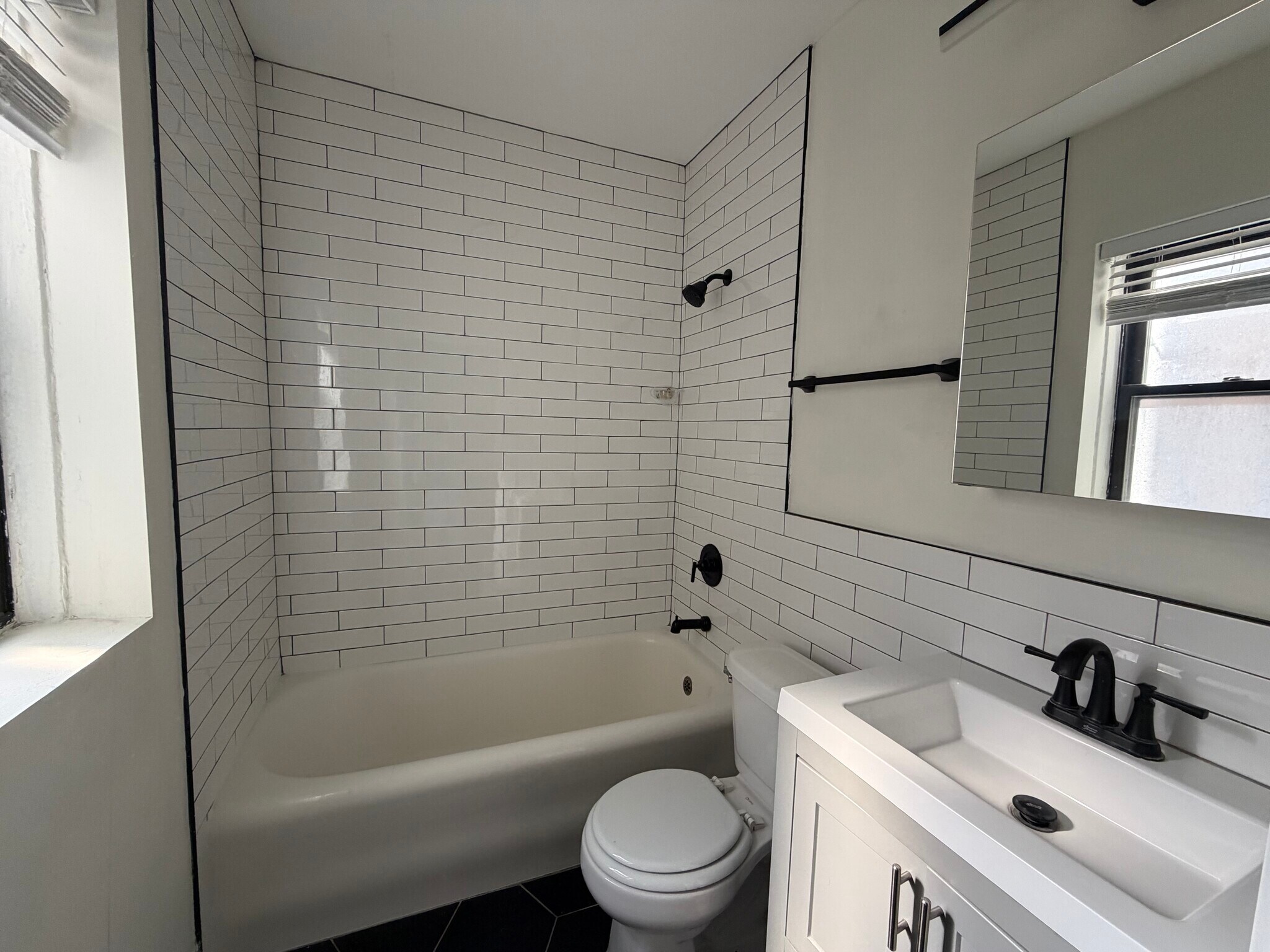 Building Photo - 5509.5 N Lincoln Ave