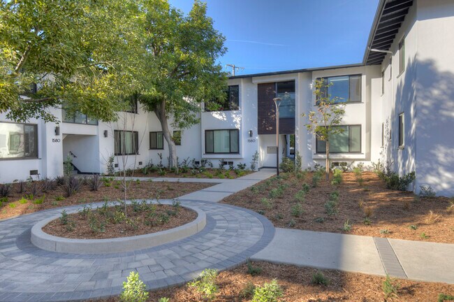 Building Photo - 1574 Yosemite Dr