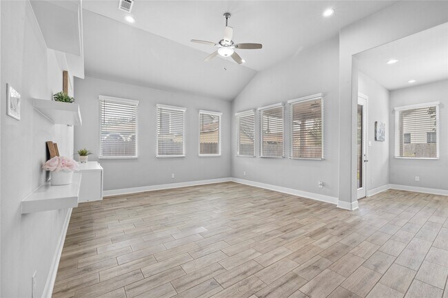Building Photo - 8938 Intervale St