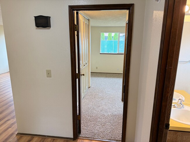 Building Photo - 3 bedroom 2 bath house in a great neighborhood!