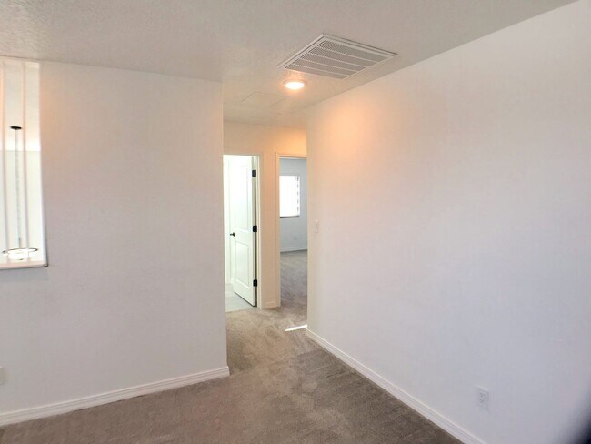 Building Photo - Gorgeous, Newer 3 bedroom in Los Lunas! Open Layout!