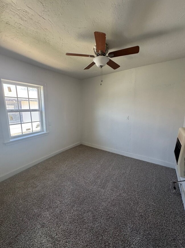 Building Photo - 3bedroom 1bathroom electric and water PAID...