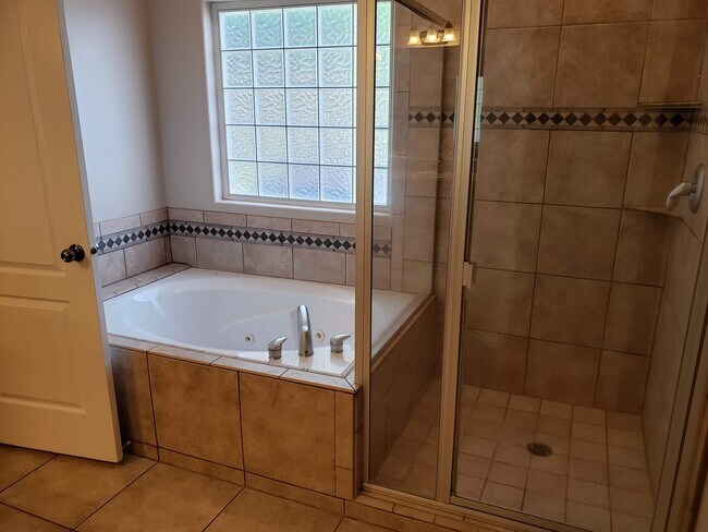 Building Photo - Beautiful 4 bed 2 bath home with 3 car gar...