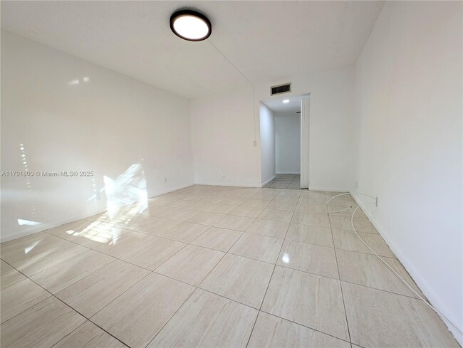 Building Photo - 310 Lakeview Dr