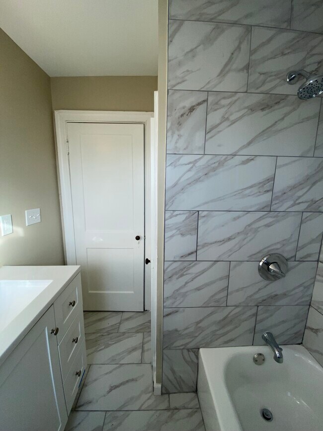 Building Photo - 41 N Kossuth St