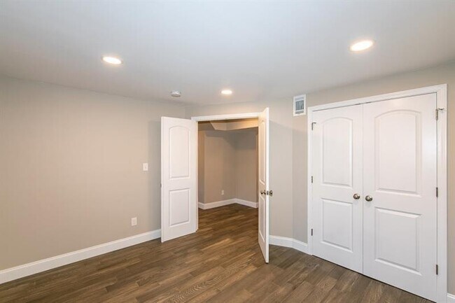 Building Photo - 2805 Pine Hill Dr