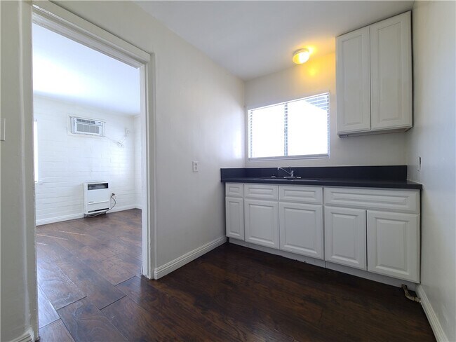 Building Photo - 3447 4th St