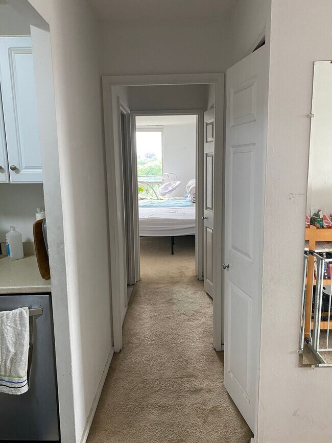Building Photo - Large 1bd in desirable Brook House. West f...